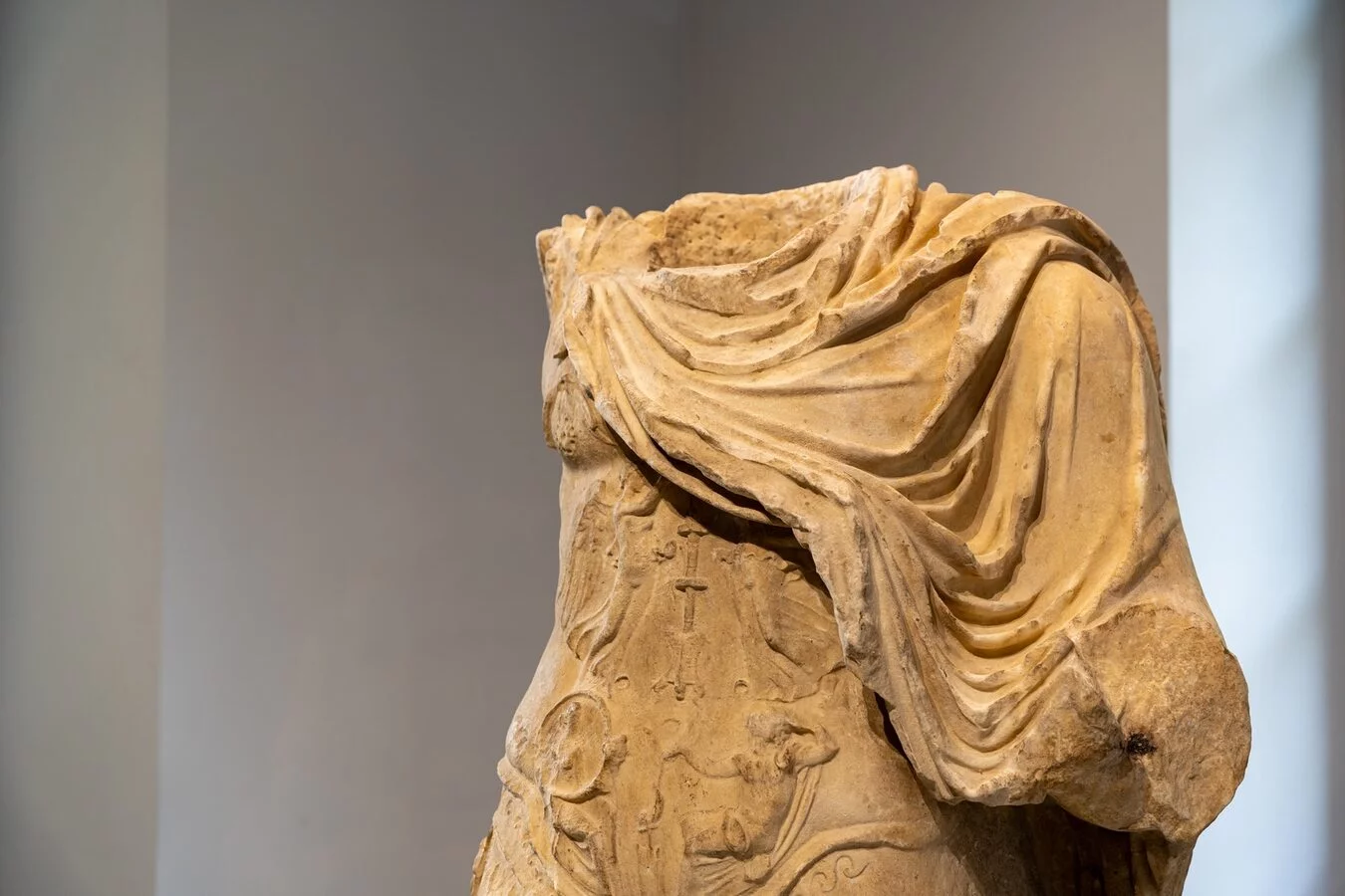 Romana marmora. Storie di imperatori, dei e cavatori