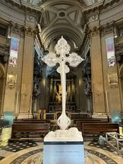 Marco Manzo, Croce gloriosa dei miracoli, marmo di Carrara, 2024