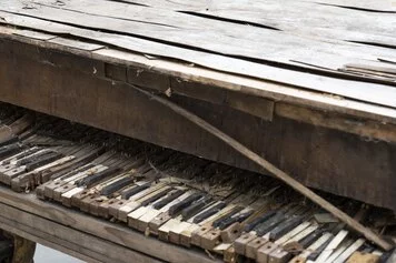 Robert Kuśmirowski The Piano, 2024 
Courtesy l'artista e Freak Andò di Maurizio Marzadori 
Foto di Ornella De Carlo