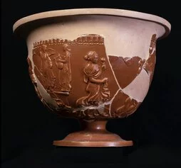 Coppa di Ateius con particolare dell’Estate che tiene in mano papavero e spighe @ MiC- Direzione regionale Musei nazionali Toscana